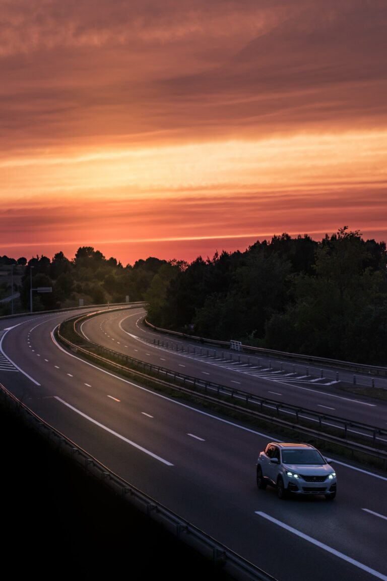 Voiture sur une autoroute au coucher du soleil